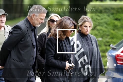 Rotterdam 14 juni 2024 
Begrafenis en besloten kring van Jan v Galen de vader van Rachel Hazes op begraafplaats Hofwijk in de witte kapel. Aanwezig beste vrienden Jaqueline Laats Jeanine Heruer Joop Kruis Ricardo Klaverdijk en Loes v Katwijk