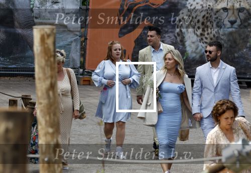 Arnhem 27 mei 2024
Trouwen Robbert de Nijs en zijn vrouw Sharon in Burgers Zoo. Zijn vader Rob de Nijs en moeder Belinda Meuldijk waren de getuigen .