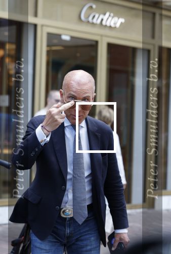 Amsterdam 24 juni 2024
Rogier Smit met gebroken middelvinger op de pc hooftstraat