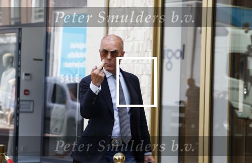 Amsterdam 24 juni 2024
Rogier Smit met gebroken middelvinger op de pc hooftstraat
