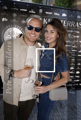 Amsterdam 6 juni 2024
Talkies terras awards bij het College Hotel . Sebastiaan v Dam met zijn vrouw