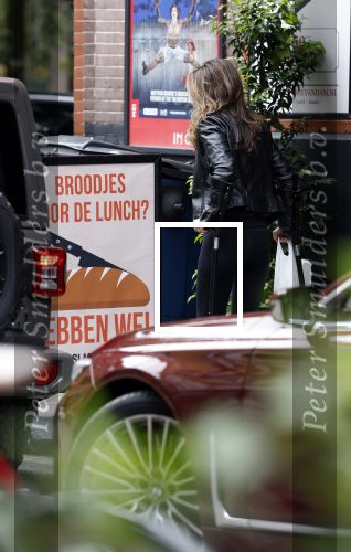 Amsterdam 3 juni 2024
Frank Rijkaard en zijn vrouw Stephanie Rijkaard doen boodschappen in Amsterdam zuid. Stephanie loopt op krukken .