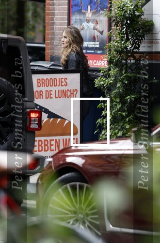 Amsterdam 3 juni 2024
Frank Rijkaard en zijn vrouw Stephanie Rijkaard doen boodschappen in Amsterdam zuid. Stephanie loopt op krukken .