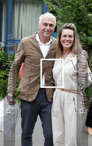 Amsterdam 4 juni 2024
Boekpresentatie Debbie de Jong van B&B Vol liefde . Suus Schenk met partner