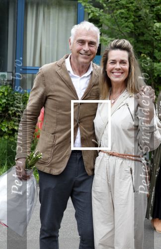 Amsterdam 4 juni 2024
Boekpresentatie Debbie de Jong van B&B Vol liefde . Suus Schenk met partner