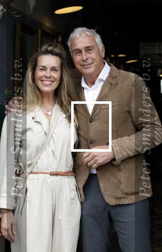 Amsterdam 4 juni 2024
Boekpresentatie Debbie de Jong van B&B Vol liefde . Suus Schenk met partner