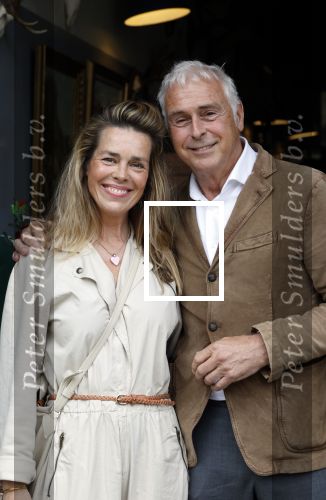 Amsterdam 4 juni 2024
Boekpresentatie Debbie de Jong van B&B Vol liefde . Suus Schenk met partner
