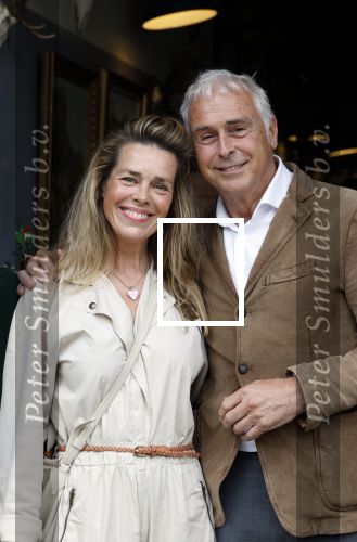Amsterdam 4 juni 2024
Boekpresentatie Debbie de Jong van B&B Vol liefde . Suus Schenk met partner