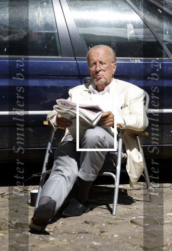 Amsterdam 28 juni 2024
Theo Hiddema zit midden op straat in het zonnetje met een kopje Koffie zijn krantje te lezen