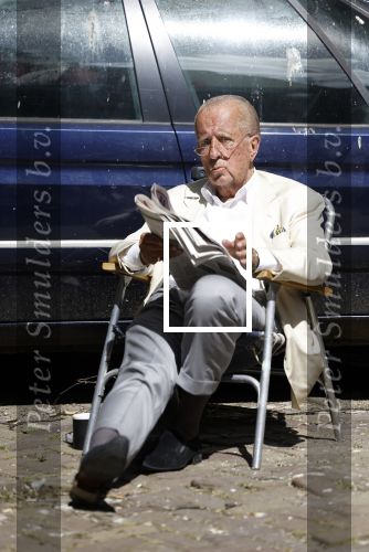 Amsterdam 28 juni 2024
Theo Hiddema zit midden op straat in het zonnetje met een kopje Koffie zijn krantje te lezen