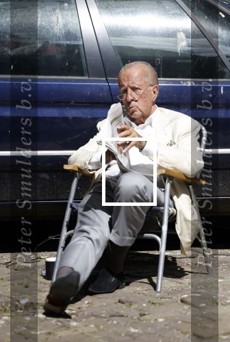 Amsterdam 28 juni 2024
Theo Hiddema zit midden op straat in het zonnetje met een kopje Koffie zijn krantje te lezen