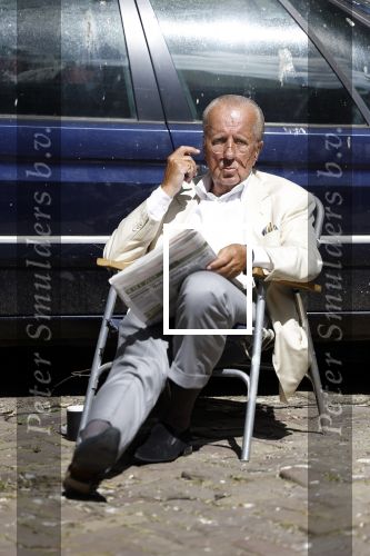Amsterdam 28 juni 2024
Theo Hiddema zit midden op straat in het zonnetje met een kopje Koffie zijn krantje te lezen