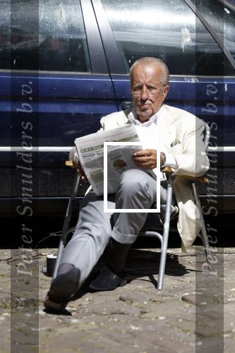 Amsterdam 28 juni 2024
Theo Hiddema zit midden op straat in het zonnetje met een kopje Koffie zijn krantje te lezen