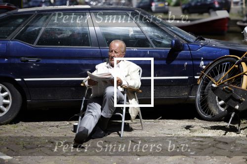 Amsterdam 28 juni 2024
Theo Hiddema zit midden op straat in het zonnetje met een kopje Koffie zijn krantje te lezen