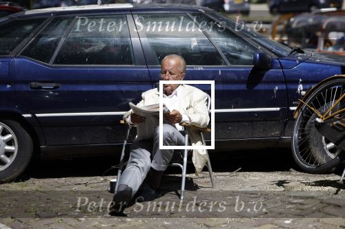 Amsterdam 28 juni 2024
Theo Hiddema zit midden op straat in het zonnetje met een kopje Koffie zijn krantje te lezen