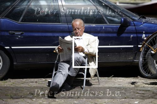 Amsterdam 28 juni 2024
Theo Hiddema zit midden op straat in het zonnetje met een kopje Koffie zijn krantje te lezen