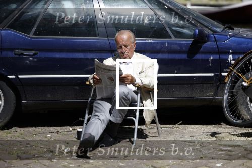 Amsterdam 28 juni 2024
Theo Hiddema zit midden op straat in het zonnetje met een kopje Koffie zijn krantje te lezen