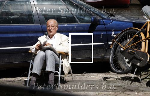 Amsterdam 28 juni 2024
Theo Hiddema zit midden op straat in het zonnetje met een kopje Koffie zijn krantje te lezen
