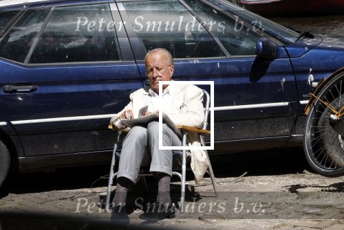 Amsterdam 28 juni 2024
Theo Hiddema zit midden op straat in het zonnetje met een kopje Koffie zijn krantje te lezen