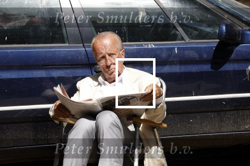 Amsterdam 28 juni 2024
Theo Hiddema zit midden op straat in het zonnetje met een kopje Koffie zijn krantje te lezen