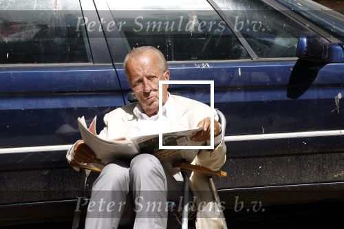 Amsterdam 28 juni 2024
Theo Hiddema zit midden op straat in het zonnetje met een kopje Koffie zijn krantje te lezen