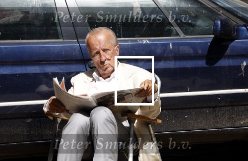 Amsterdam 28 juni 2024
Theo Hiddema zit midden op straat in het zonnetje met een kopje Koffie zijn krantje te lezen
