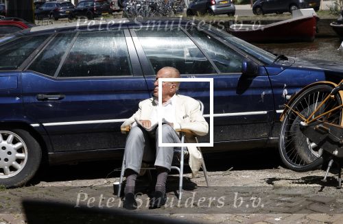 Amsterdam 28 juni 2024
Theo Hiddema zit midden op straat in het zonnetje met een kopje Koffie zijn krantje te lezen