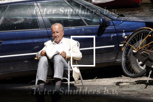 Amsterdam 28 juni 2024
Theo Hiddema zit midden op straat in het zonnetje met een kopje Koffie zijn krantje te lezen