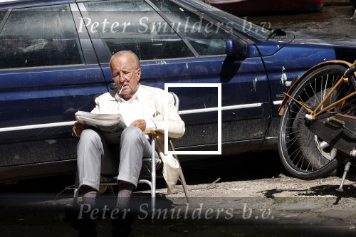 Amsterdam 28 juni 2024
Theo Hiddema zit midden op straat in het zonnetje met een kopje Koffie zijn krantje te lezen