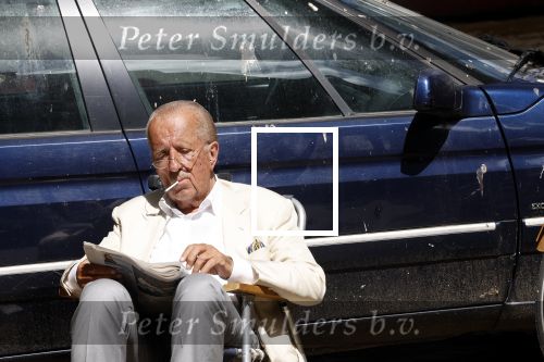 Amsterdam 28 juni 2024
Theo Hiddema zit midden op straat in het zonnetje met een kopje Koffie zijn krantje te lezen