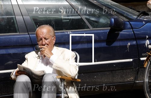 Amsterdam 28 juni 2024
Theo Hiddema zit midden op straat in het zonnetje met een kopje Koffie zijn krantje te lezen