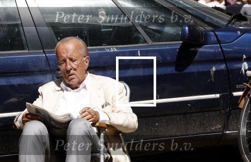 Amsterdam 28 juni 2024
Theo Hiddema zit midden op straat in het zonnetje met een kopje Koffie zijn krantje te lezen
