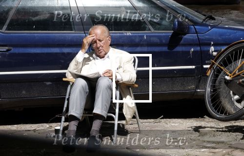 Amsterdam 28 juni 2024
Theo Hiddema zit midden op straat in het zonnetje met een kopje Koffie zijn krantje te lezen
