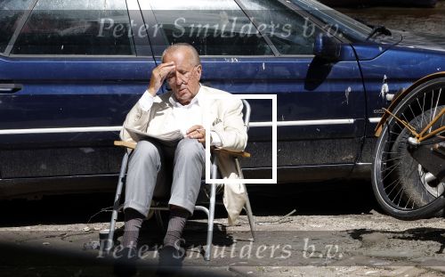 Amsterdam 28 juni 2024
Theo Hiddema zit midden op straat in het zonnetje met een kopje Koffie zijn krantje te lezen