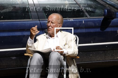 Amsterdam 28 juni 2024
Theo Hiddema zit midden op straat in het zonnetje met een kopje Koffie zijn krantje te lezen