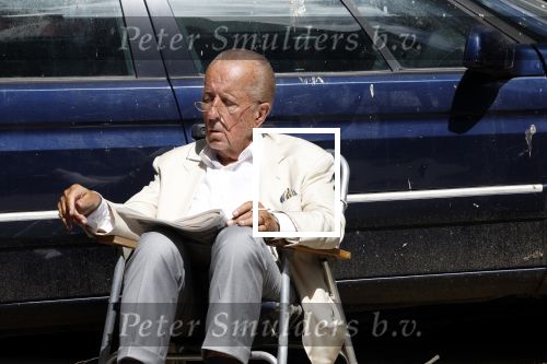 Amsterdam 28 juni 2024
Theo Hiddema zit midden op straat in het zonnetje met een kopje Koffie zijn krantje te lezen