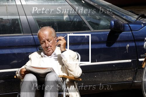 Amsterdam 28 juni 2024
Theo Hiddema zit midden op straat in het zonnetje met een kopje Koffie zijn krantje te lezen