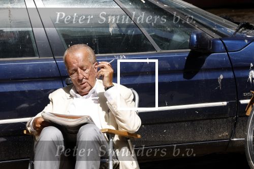 Amsterdam 28 juni 2024
Theo Hiddema zit midden op straat in het zonnetje met een kopje Koffie zijn krantje te lezen