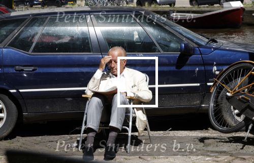 Amsterdam 28 juni 2024
Theo Hiddema zit midden op straat in het zonnetje met een kopje Koffie zijn krantje te lezen