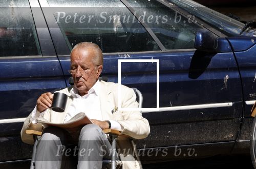 Amsterdam 28 juni 2024
Theo Hiddema zit midden op straat in het zonnetje met een kopje Koffie zijn krantje te lezen