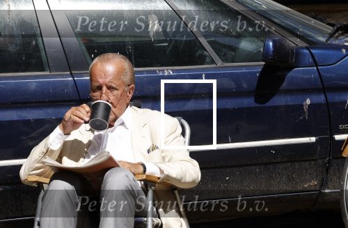 Amsterdam 28 juni 2024
Theo Hiddema zit midden op straat in het zonnetje met een kopje Koffie zijn krantje te lezen