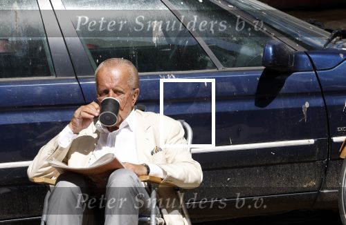 Amsterdam 28 juni 2024
Theo Hiddema zit midden op straat in het zonnetje met een kopje Koffie zijn krantje te lezen