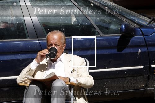 Amsterdam 28 juni 2024
Theo Hiddema zit midden op straat in het zonnetje met een kopje Koffie zijn krantje te lezen