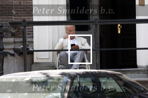 Amsterdam 28 juni 2024
Theo Hiddema zit midden op straat in het zonnetje met een kopje Koffie zijn krantje te lezen