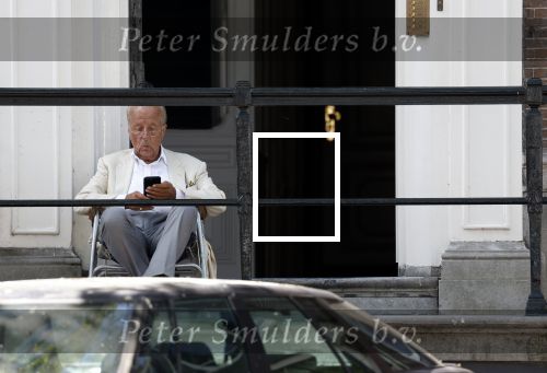 Amsterdam 28 juni 2024
Theo Hiddema zit midden op straat in het zonnetje met een kopje Koffie zijn krantje te lezen