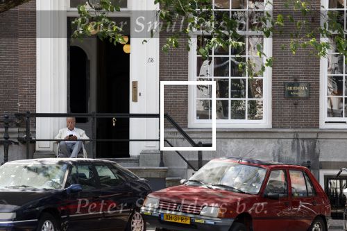 Amsterdam 28 juni 2024
Theo Hiddema zit midden op straat in het zonnetje met een kopje Koffie zijn krantje te lezen