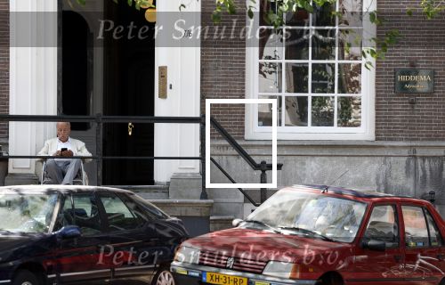 Amsterdam 28 juni 2024
Theo Hiddema zit midden op straat in het zonnetje met een kopje Koffie zijn krantje te lezen