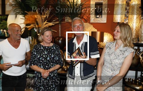 Noordwijk 25 juni 2024
Boek presentatie Timon Moll geschreven door Jan Dijkgraaf over de Familie Meiland . De presentatie was in de winkel van Montana Meiland en ook Martien Meiland en Erica Meiland waren aanwezig.