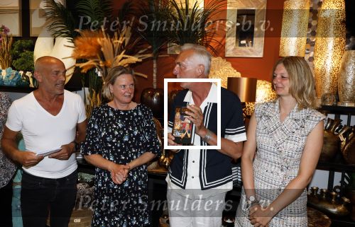 Noordwijk 25 juni 2024
Boek presentatie Timon Moll geschreven door Jan Dijkgraaf over de Familie Meiland . De presentatie was in de winkel van Montana Meiland en ook Martien Meiland en Erica Meiland waren aanwezig.