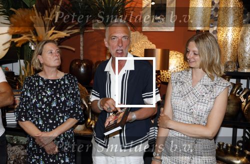 Noordwijk 25 juni 2024
Boek presentatie Timon Moll geschreven door Jan Dijkgraaf over de Familie Meiland . De presentatie was in de winkel van Montana Meiland en ook Martien Meiland en Erica Meiland waren aanwezig.